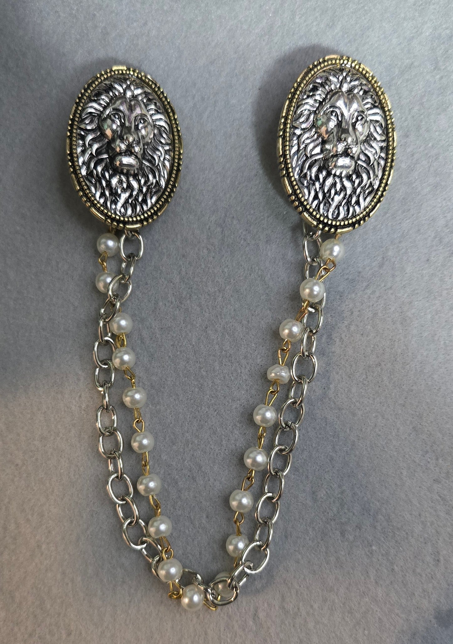 Lion lapel